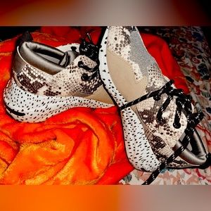 STEVE MADDEN SNEAKERS NEVER BEEN WORN! For sale!!